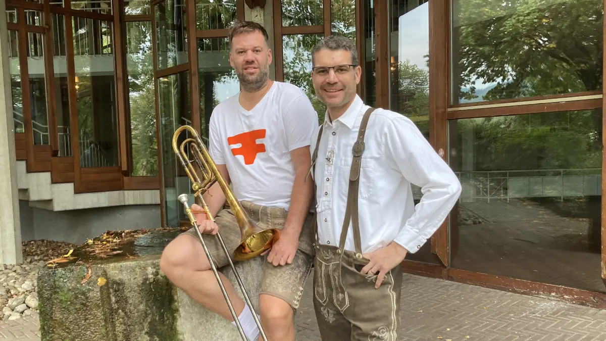 Fabian Steppacher und Stefan Kohler freuen sich auf die Oktoberfestparty in der Sternenberghalle