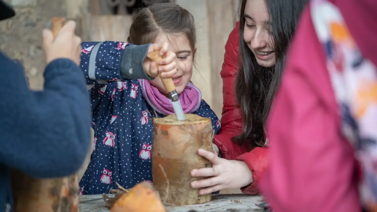 Beim Herbstferienprogramm vom 25. Oktober bis zum 1. November warten tägliche Mitmachaktionen auf die Kinder. Auch das Rübengeisterschnitzen steht auf dem Programm.
