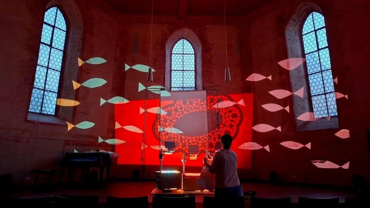 Ein Schattenspiel wird in der Martinskirche in Müllheim gezeigt.