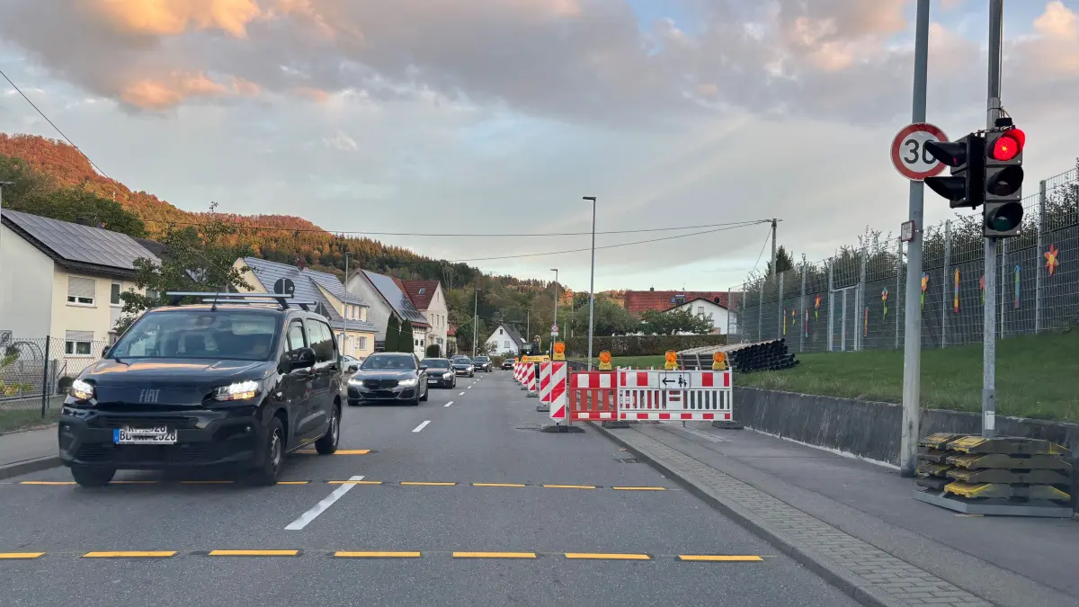Eine Rotphase abwarten, das ist in Ordnung in Schlatt. Bevor die Ampel umgestellt wurde, hat Chaos geherrscht.