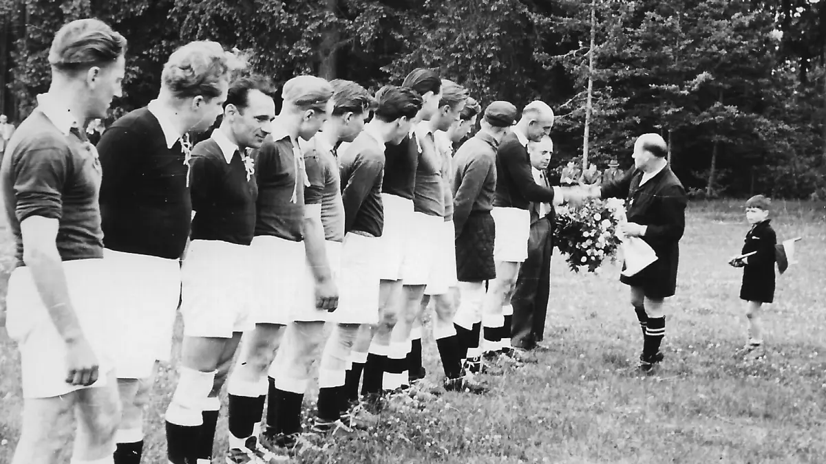 100 Jahre SV Oberschwandorf: Meistermannschaft 1954/55 Gratulation