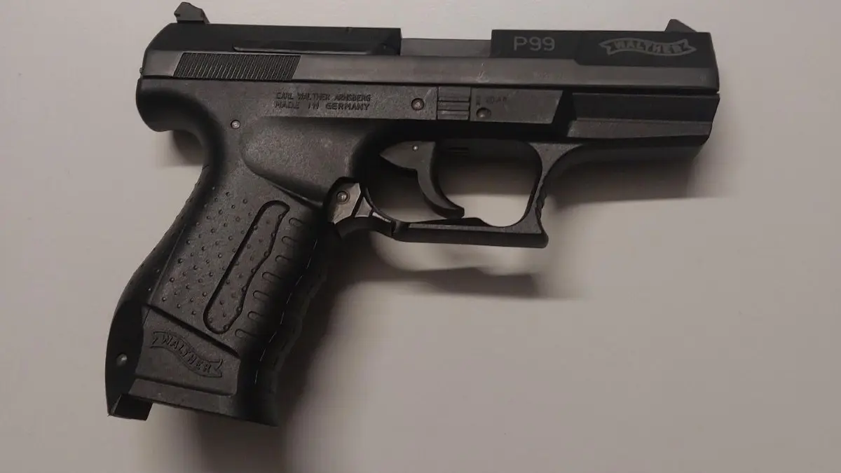 Die Bundespolizei hat eine Waffe bei einem Reisenden sichergestellt.