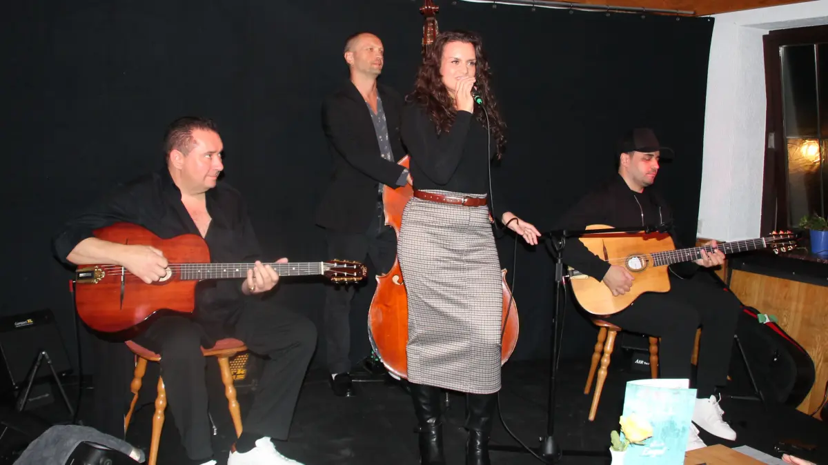 Im Kulturgasthof Engel in Dornstetten legte das Gismo-Graf-Trio mit seiner Frontfrau Cheyenne Graf einen eindrucksvollen Auftritt an den Tag.