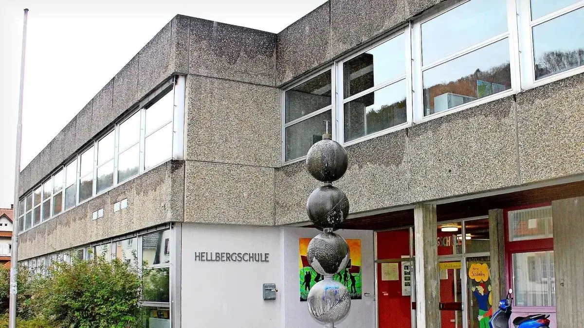 Die Hellbergschule in Brombach soll von der Realschule in eine Werkrealschule umgewandelt und damit der Schulstandort gestärkt werden. Das Thema wird im Oktober in den Gremien diskutiert.