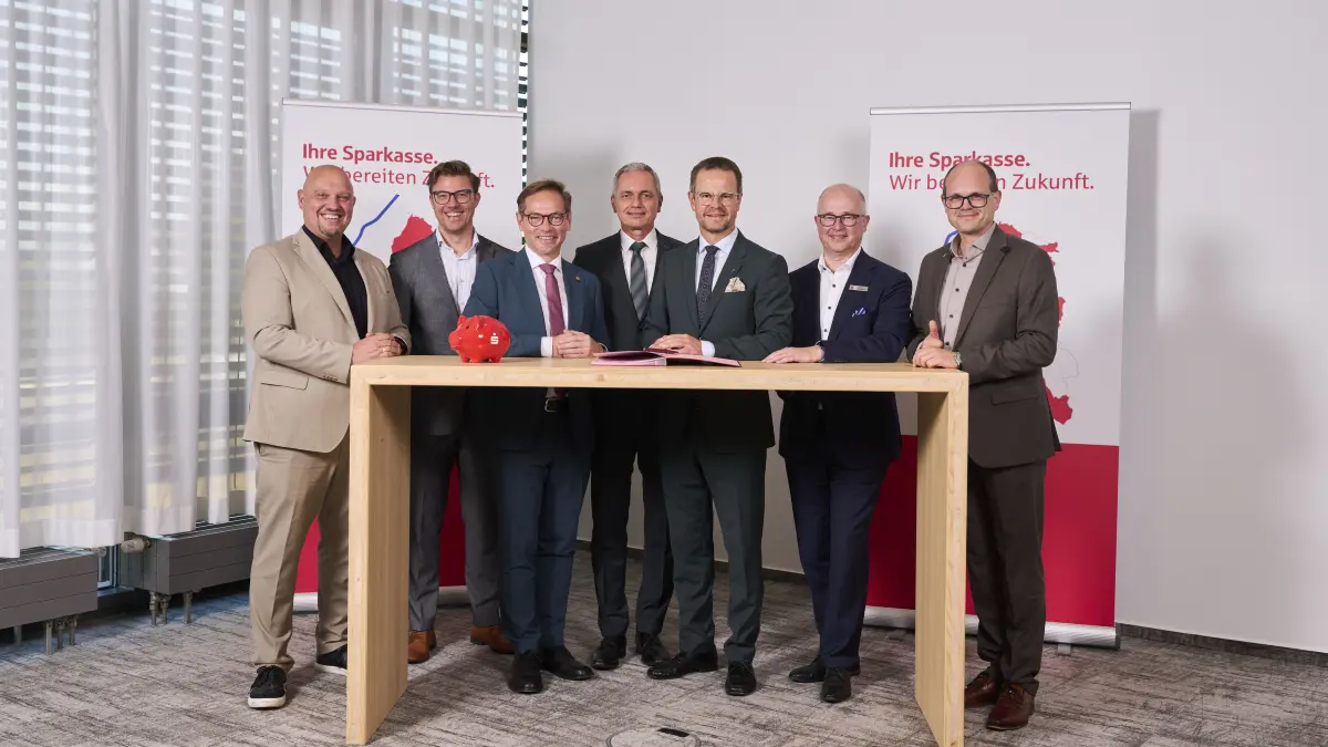 Armin Hansman (von links, Vorsitzender Verwaltungsrats Sparkasse Kinzigtal), die Verwaltungsräte Gregor Bühler, Sven Müller und Günter Pfundstein, Verwaltungsratsvorsitzender Marco Steffens, Vorstandsvorsitzender Jürgen Riexinger und Vorstandvorsitzender Sebastian Lebek