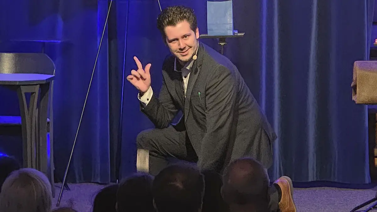 Dustin Grimm verblüffte in Ettenheim mit Zaubertricks.
