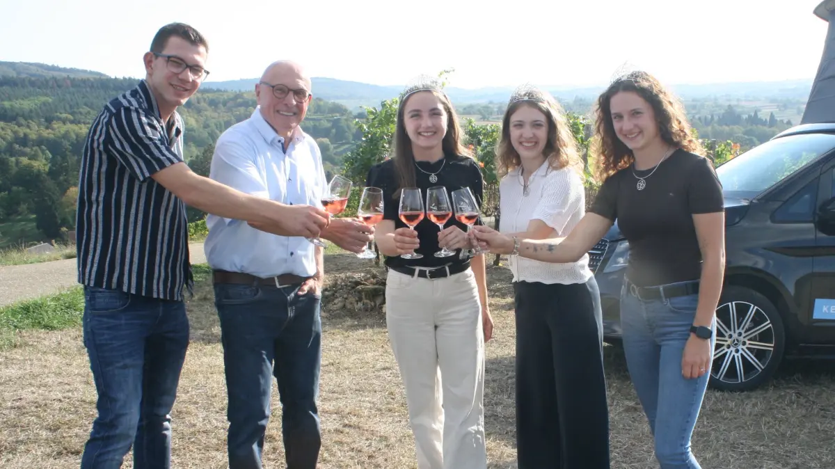 Zum Wohl: Juniorchef Florian Schwörer (von links) und Winzer Lothar Schwörer begrüßten die drei Badischen Weinhoheiten Rosa Kost, Tina Müller und Viktoria Benz in Schmieheim.