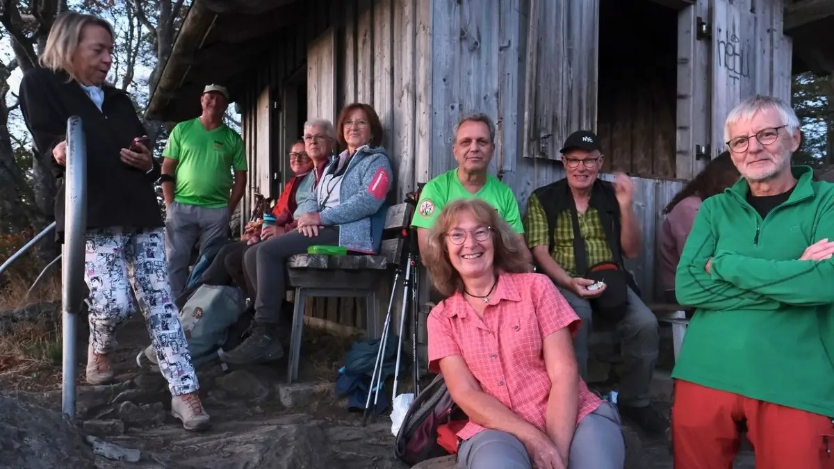 Wandergruppe bei der Thomashütte unterhalb des Kandel
