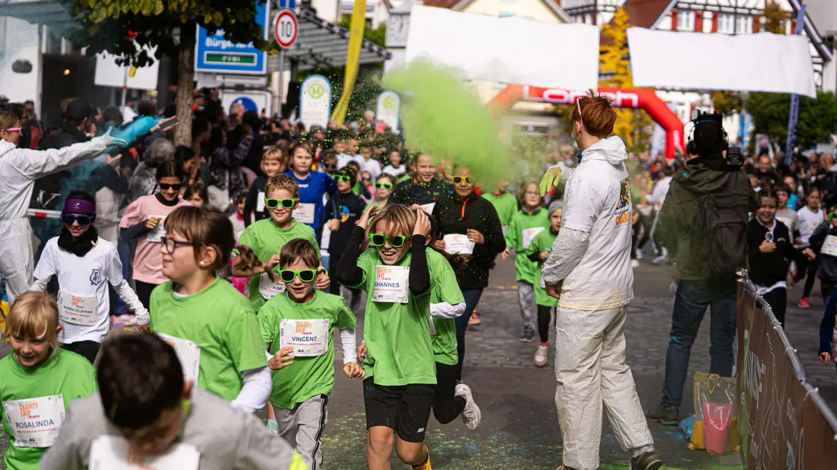 Beim Kids Color Run sorgt Farbpulver aus natürlichem Maismehl für farbenfrohe Bilder.