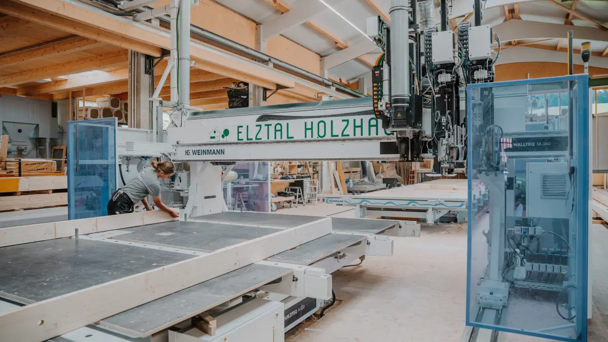 Planung, Fertigung und Montage finden bei Elztal Holzhaus unter einem Dach statt und sind dadurch eng miteinander abgestimmt.