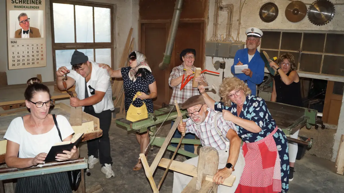 In der Zimmerei von Sepp kochen die Emotionen über (von links): Corinna Müller, Mark Sautter, Chrissi Gaiser, Oliver Kramer, Jochen Krespach (als Wachtmeister), Alexandra Kurbjun (mit Besen), Raimund Sattler (Als Schreiner) und Sandra Kurbjun.