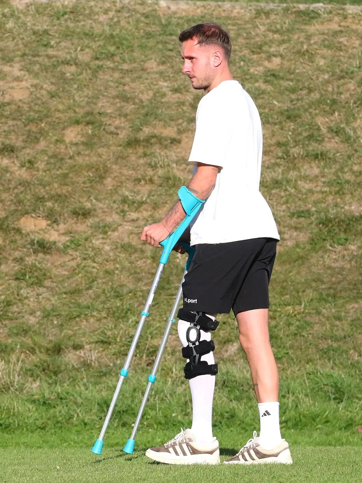 Max Brendle, der spielende Co-Trainer vom VfL Nagold, kann inzwischen schon wieder auf Krücken gehen.
