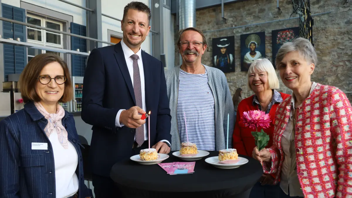 „Happy Birthday, Baby“, sagen beim Museumsfest am verkaufsoffenen Sonntag (von links): Claudia Geiser, Michael Pohl, Rainer Böck, Karin Neubarth Raub und Anita Auer.