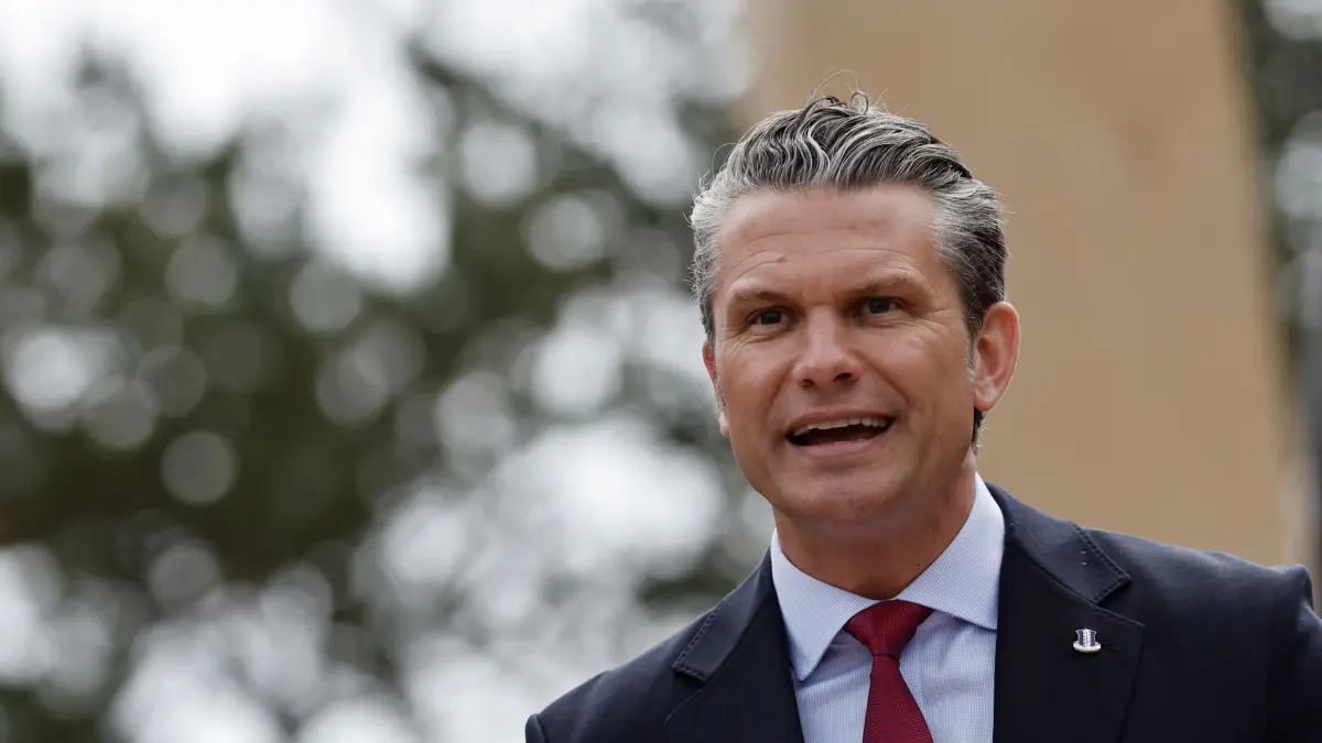 US-Verteidigungsminister Pete Hegseth: US-Verteidigungsminister Pete Hegseth hält eine Rede auf dem US-Friedhof in der Normandie anlässlich des 82. Jahrestages der D-Day-Landung in Colleville-sur-Mer. (zu dpa: «US-Kreise: Livestream soll Militärhinrichtung zeigen»)