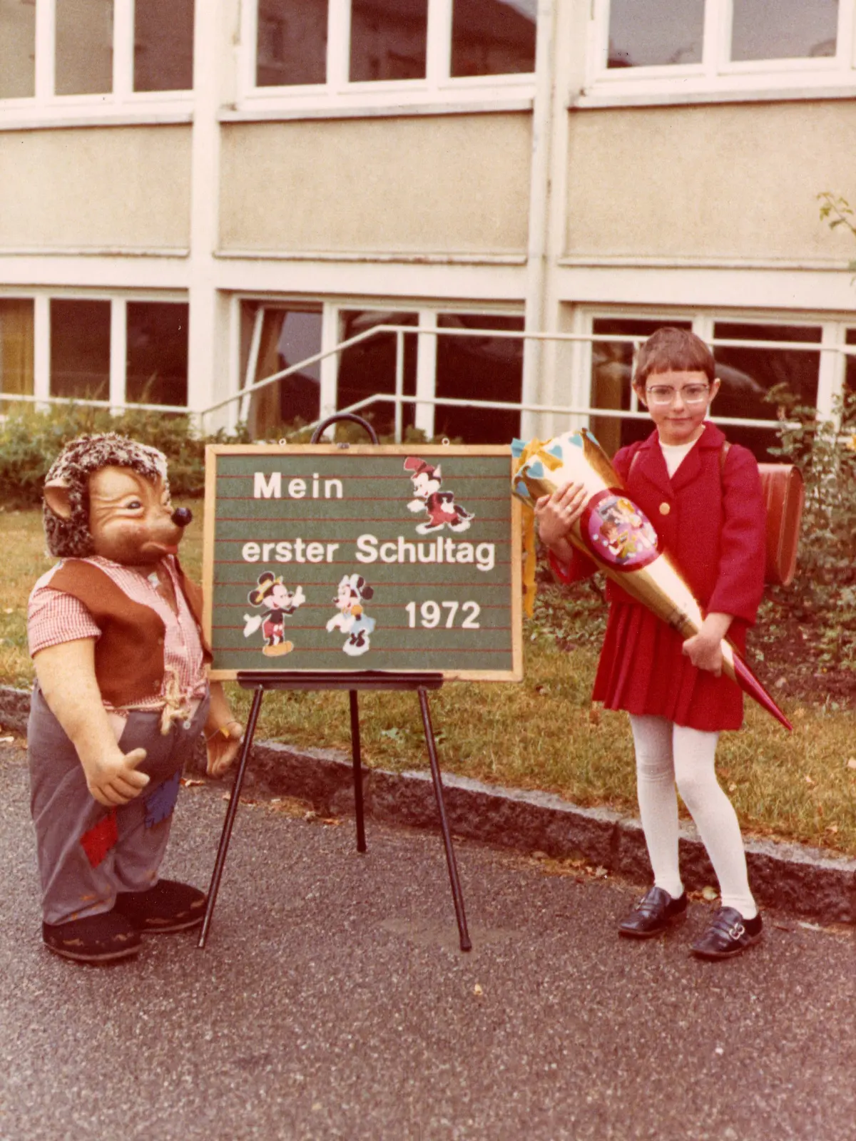 Auch die Einschulung ist schon seit vielen Jahre Grund für ein Fest. Mit diesem Foto wurde der erste Schultag von Karin Hoferer festgehalten.