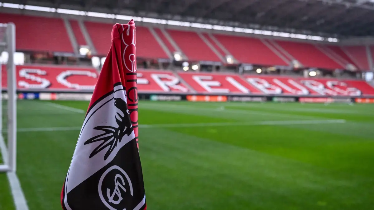 SC Freiburg: ARCHIV - 07.03.2024, Baden-Württemberg, Freiburg im Breisgau: Fußball: Europa League, SC Freiburg - West Ham United, K.o.-Runde, Achtelfinale, Hinspiele, Europa-Park Stadion. Das Logo des SC Freiburg ist auf der Eckfahne zu sehen. (zu dpa: «SC Freiburg meldet Rekordumsatz») Foto: Harry Langer/dpa +++ dpa-Bildfunk +++