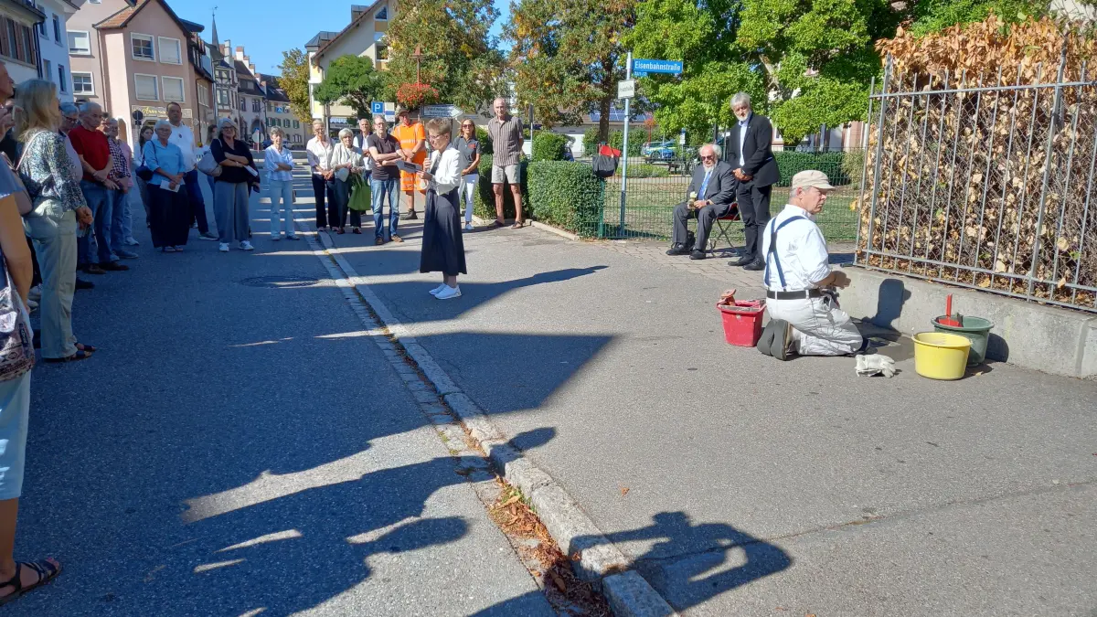 Die Stolpersteine zur Erinnerung an die Eheleute Oppenheim wurden im Rahmen einer feierlichen Zeremonie am Montag in Steinen verlegt.