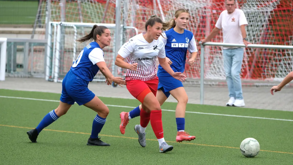 Der SV Eutingen (in Weiß) möchte gegen Sindelfingen gewinnen.