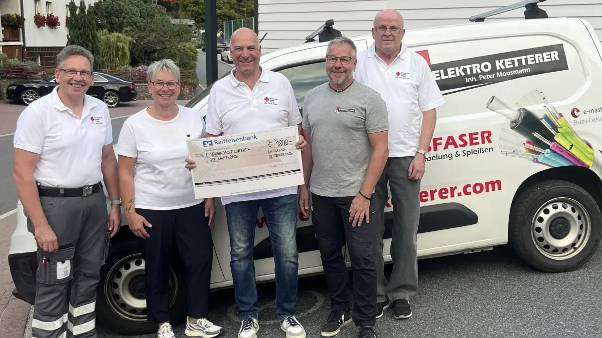 v.l.n.r: Alexander Haas (Bereitschaftsleiter), Carmen Moosmann (Elektro Ketterer), Norbert Swoboda (1. Vorsitzender), Peter Moosmann (Elektro Ketterer) und Herbert Zink (2. Vorsitzender)
