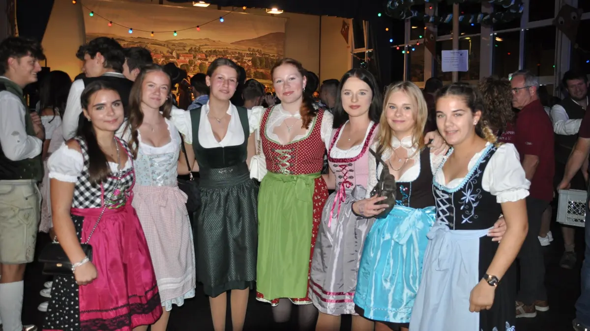 Beim Herbstfest in Fützen wird von einigen Mädchengruppen das traditionelle Dirndl voller Stolz getragen.