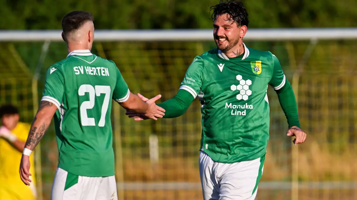 Euphorie in Herten: Fabian Venturiero (rechts) und der SV Herten peilen weitere drei Punkte an.