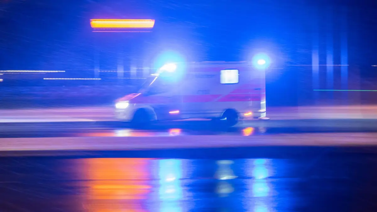 Ein Krankenwagen ist mit Blaulicht im Einsatz: Ein Krankenwagen ist mit Blaulicht im Einsatz. (zu dpa: «Blutüberströmt beim Nachbarn geklopft - Mann bricht zusammen»)