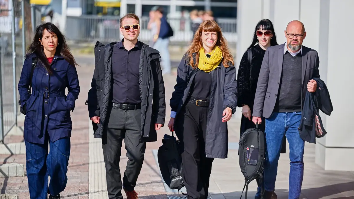 Ringen um Regierungsbildung in Berlin : Elif Eralp (Die Linke, l-r), Vorsitzende der Linksfraktion im Berliner Abgeordnetenhaus, Maximilian Schirmer, Vorsitzender der Partei Die Linke in Berlin, Kerstin Wolter, Vorsitzende der Partei Die Linke in Berlin, und Tobias Schulze, Fraktionsvorsitzender der Fraktion Die Linke im Berliner Abgeordnetenhaus, kommen zu Gesprächen über die Regierungsbildung nach der Wahl zum Berliner Abgeordnetenhaus. (zu dpa: «Rot-Grün-Rot räumt Hindernis für Sondierungen aus dem Weg»)