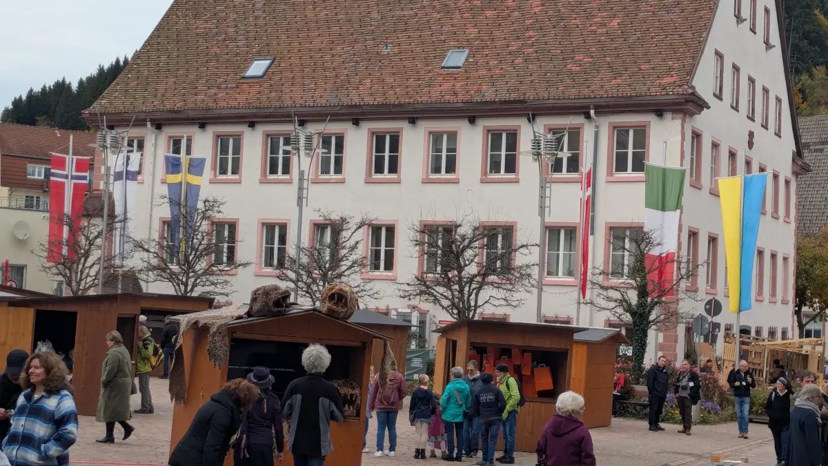 Bereits zum sechsten Mal findet auf dem Marktplatz am Kilwisonntag das Furtwanger KUNSCHTstückle statt. In diesem Jahr sind internationale Künstlerinnen und Künstler vertreten.