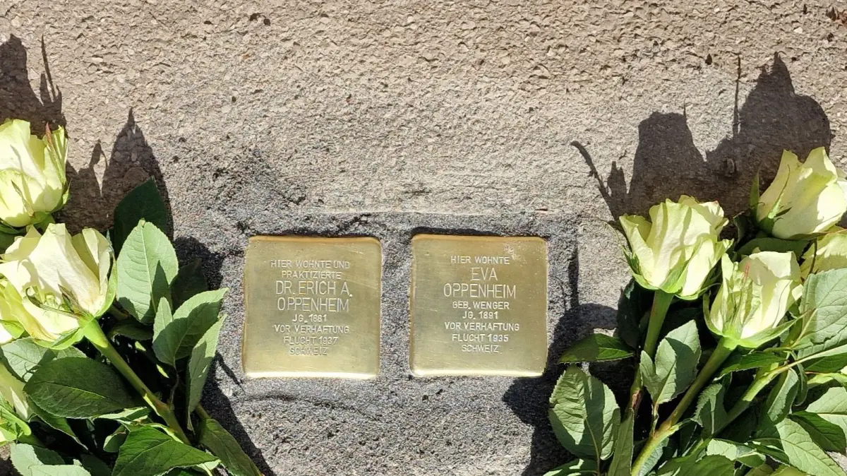 Die Stolpersteine erinnern an die Eheleute Oppenheim.