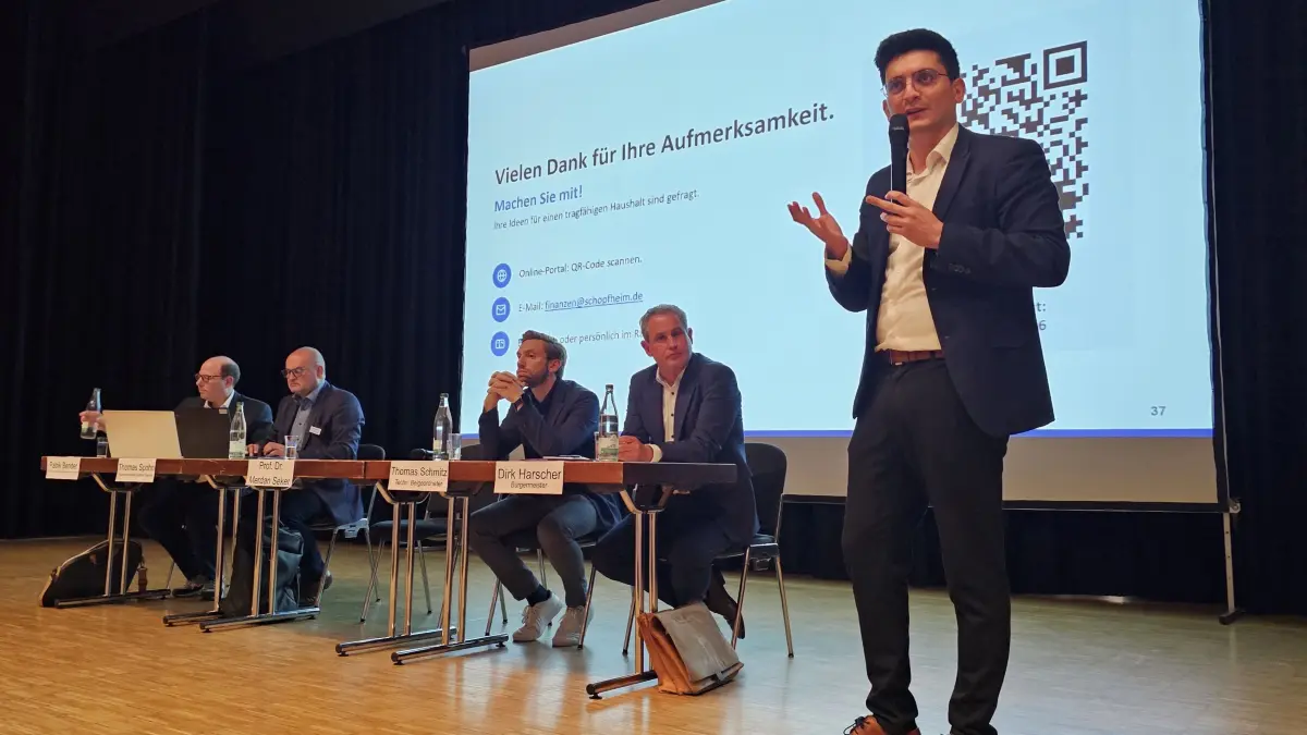 Finanzexperte Merdan Seker informierte und moderierte die Einwohnerversammlung in der Stadthalle zum Thema Haushaltskonsolidierung. Am Podium die Stadtspitze mit Bürgermeister Dirk Harscher.