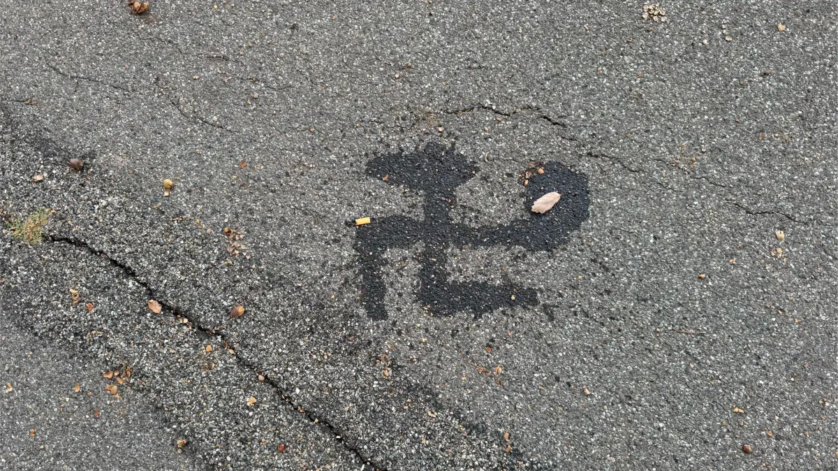 In der Kastanienstraße auf dem Gehweg Richtung Schramberger Straße haben Unbekannten Kennzeichen verfassungswidriger Organisationen angebracht.