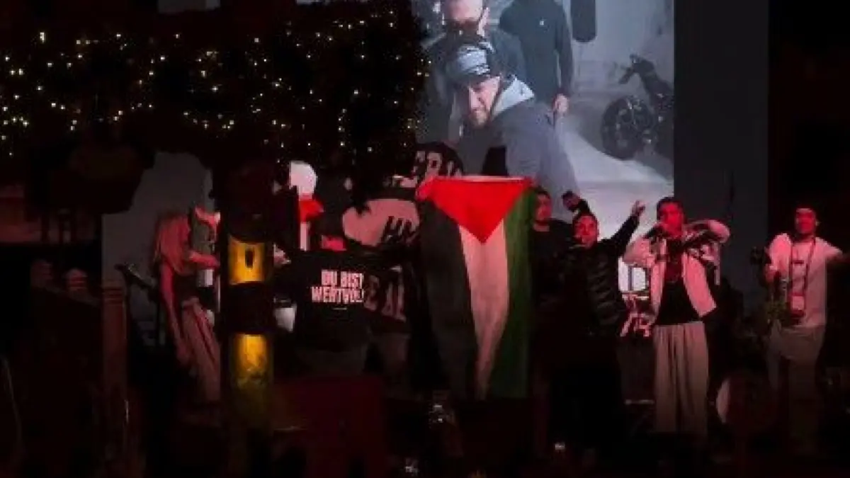 Die Band "Junge Arbeiter" zeigt in der Almhütte Royal eine Palästina-Flagge.