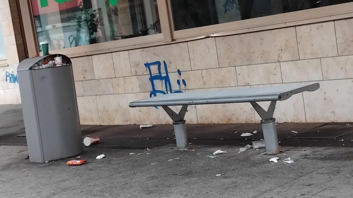 Da hilft es auch nicht, dass der Mülleimer mit Ascher direkt daneben steht: Zigarettenkippen und Müll liegen auf dem Bahnsteig in Liebenzell herum. Allerdings ist der Abfallbehälter auch gut gefüllt.