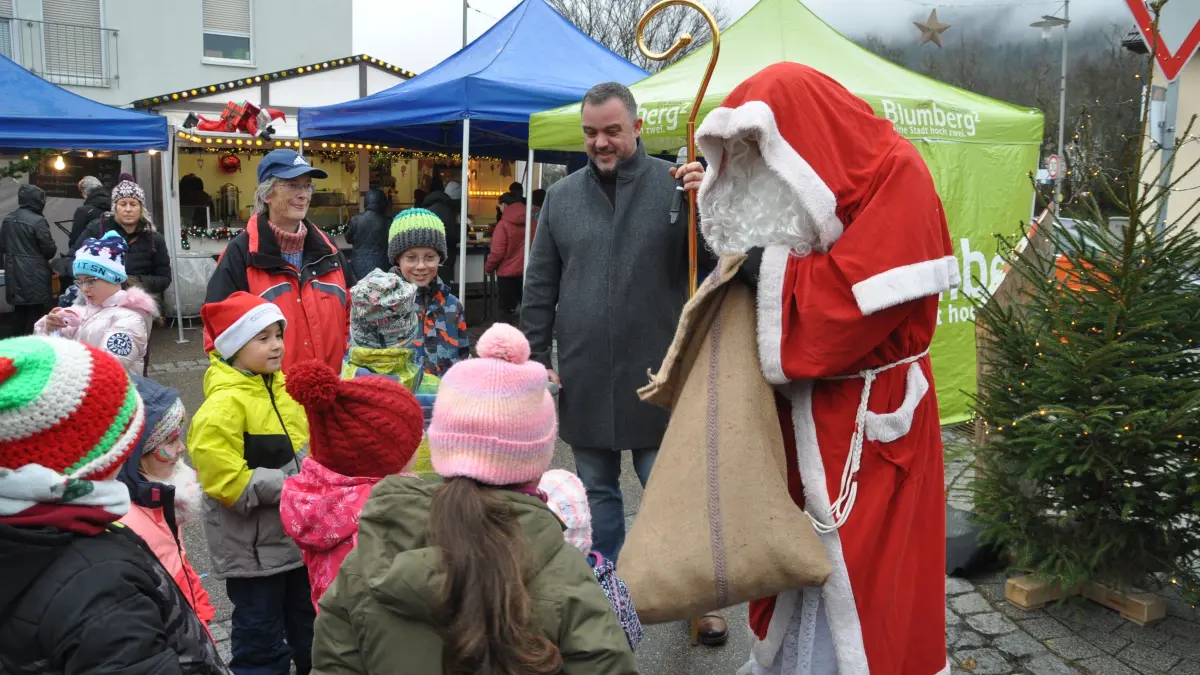 Der Nikolaus und Bürgermeister Markus Keller (links) eröffnen mit kleinen Geschenken für die Kinder den traditionellen Blumberger Weihnachtsmarkt.