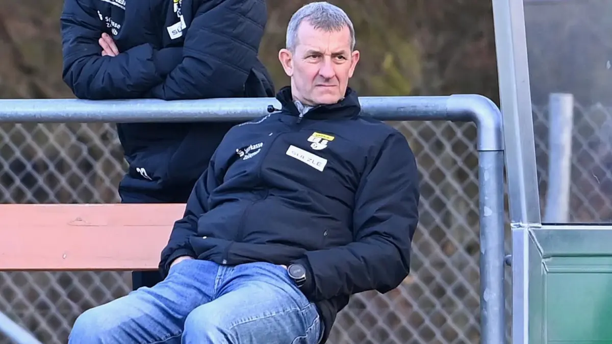 Rainer Huss – hier noch auf der Bank der TSG Balingen, im Hintergrund Lukas Foelsch – hat inzwischen beim FC Holzhausen das sportliche Sagen.
