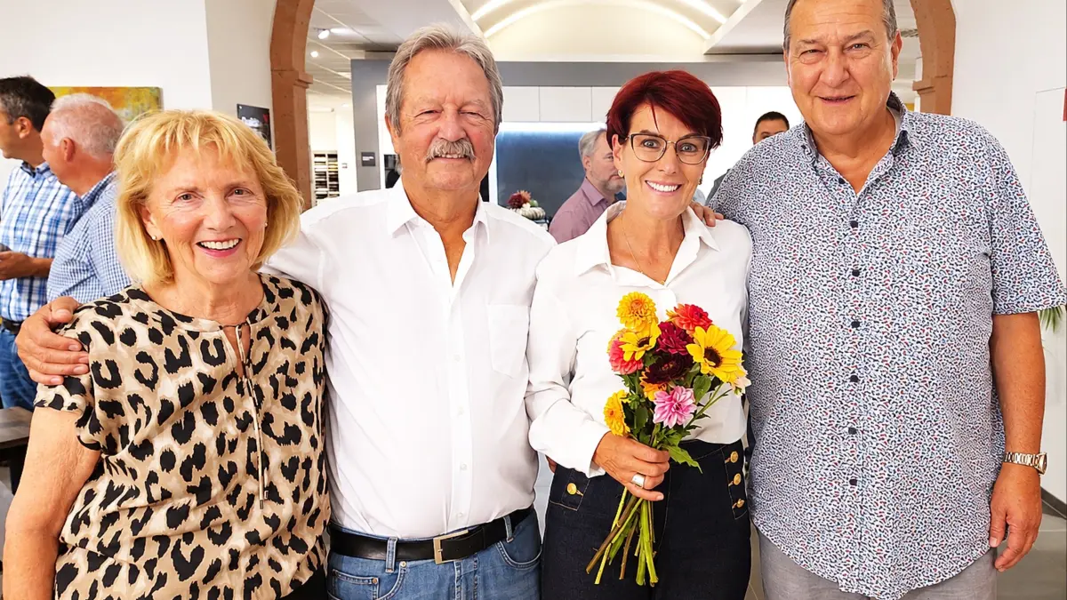 Mit Kunden, Geschäftsfreunden und Weggefährten feierten (v.l.) Dorothea und Helmuth Seiter (Firmengründer) sowie Kaja Wohlschlegel (Firmeninhaberin) mit ihrem Lebenspartner Harald Preinl den 55. Geburtstag von Seiter Immobilien.