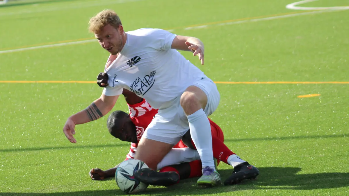 Nach zwei Niederlagen möchte Timo Wagner (weißes Trikot) mit Villingen II wieder punkten, Alieu Sarr mit dem FC Königsfeld nachlegen.