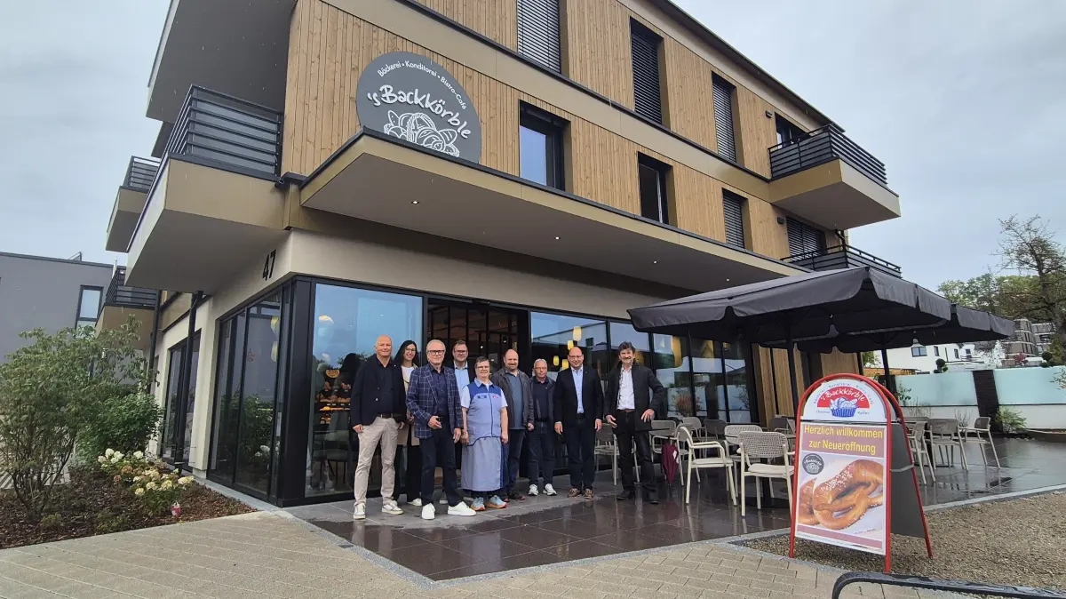 Mit der der Einweihung von s"'Backkörble" auf der Spitalhöhe in Rottweil ist das Neubauprojekt abgeschlossen. Es freuen sich (von links): die Investoren Norbert und Theresa Schäfer, Bernhard Merz von Immobilien Merz, Bauleiter Karsten Nurna, die Betreiber Karin und Dietmar Keller, Bauleiter Jürgen Weckenmann, OB Christian Ruf und Architekt Thomas Nagel.
