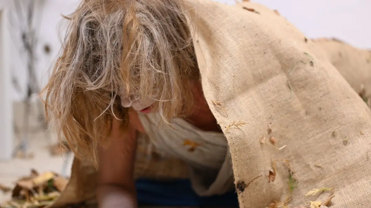 Mit einer eindrucksvollen Tanzperformance verdeutlichte Claude-Jeanne Kühorn bei der Midissage in der Rottenburger Galerie KUKA die lebenswichtige Bedeutung des Wassers. Sie verkörperte eine verdurstende Frau, die mit letzter Kraft nach Wasser sucht.