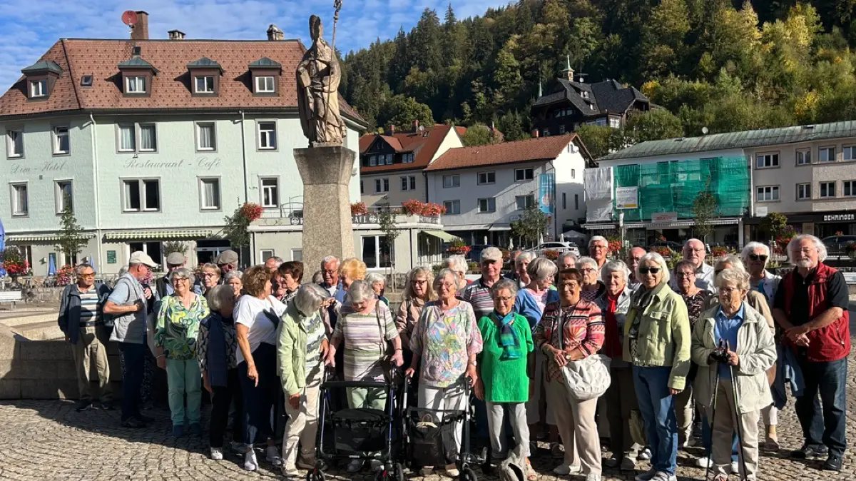 Die Ausflügler am St. Blasius Brunnen auf dem Domplatz
