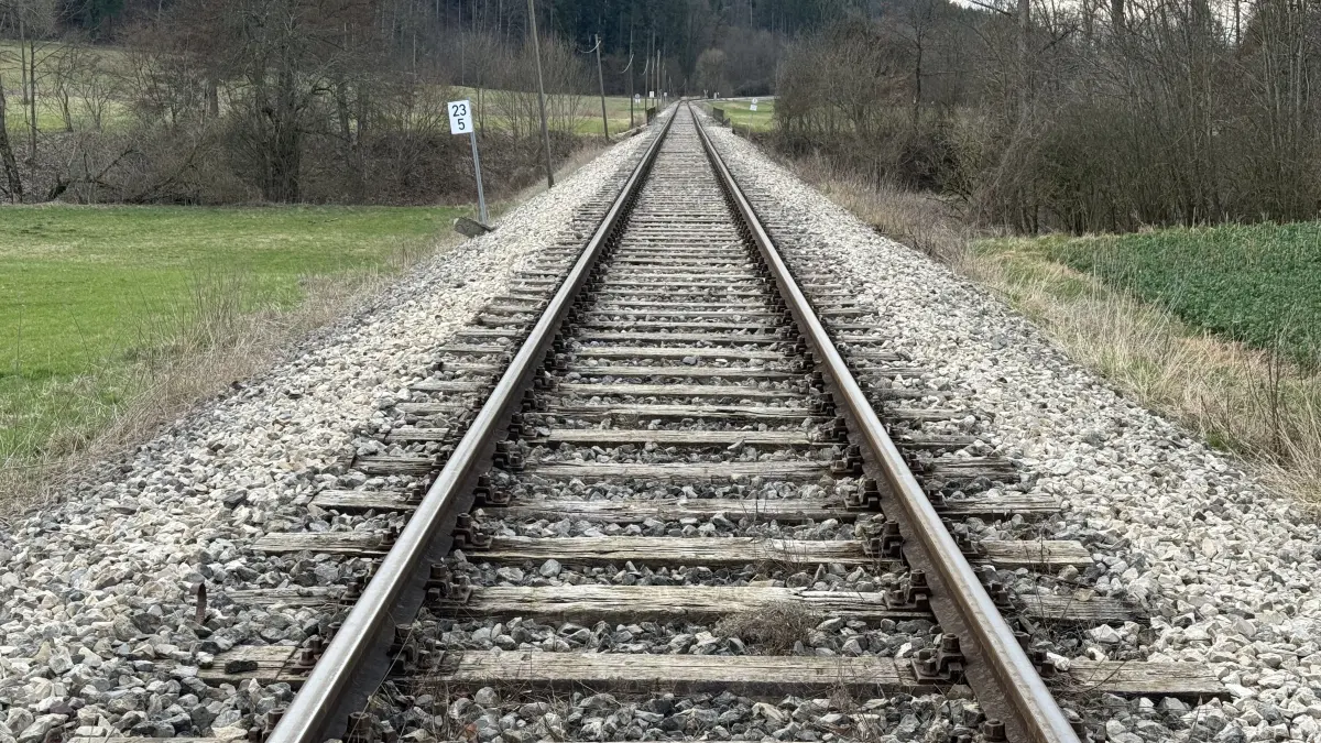 Es dauert noch lange, bis die Eyachtalbahn reaktiviert wird. Das Landesinnenministerium stuft die Priorität des Projekts herab.