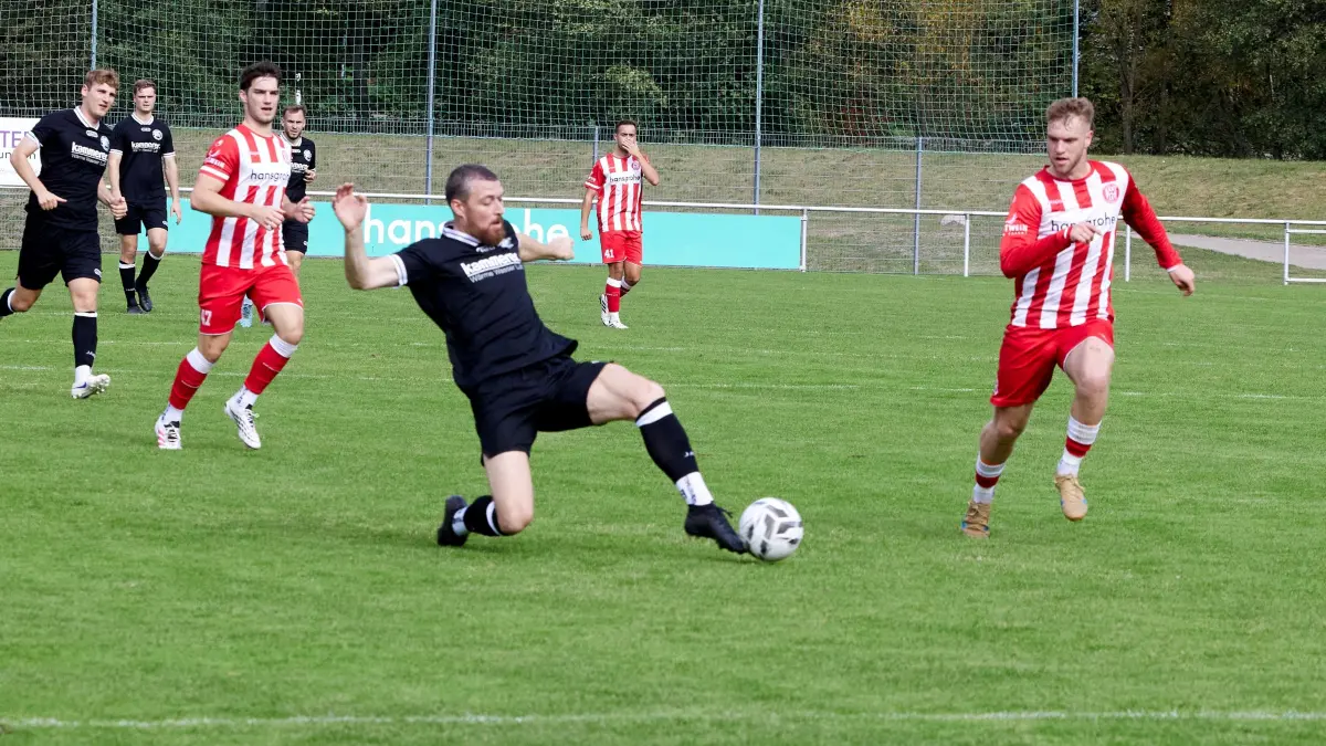 Ein packendes Derby lieferten sich am vergangenen Wochenende der SV Haslach (schwarze Trikots) un die SpVgg Schiltach. Nun peilt Haslach Wiedergutmachung für die Niederlage an.