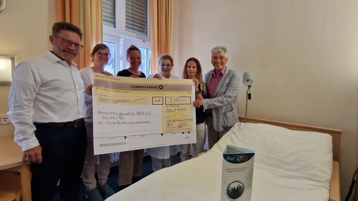 Freude über tatkräftige Unterstützung (von links): Joachim Böhm (Vorstand Irene Kaufmann-Stiftung), Agnes Kronenbitter (Pflegebereichsleitung Reha), Katrin Lohner (Vorsitzende Förderverein), Dr. Olga Pabst (Chefärztin Reha), Monique Bliesener (Geschäftsführerin KLM Freudenstadt) und Bernd Keppler (Vorstand Irene Kaufmann-Stiftung) bei der symbolischen Scheckübergabe in einem der neu ausgestatteten Patientenzimmer.