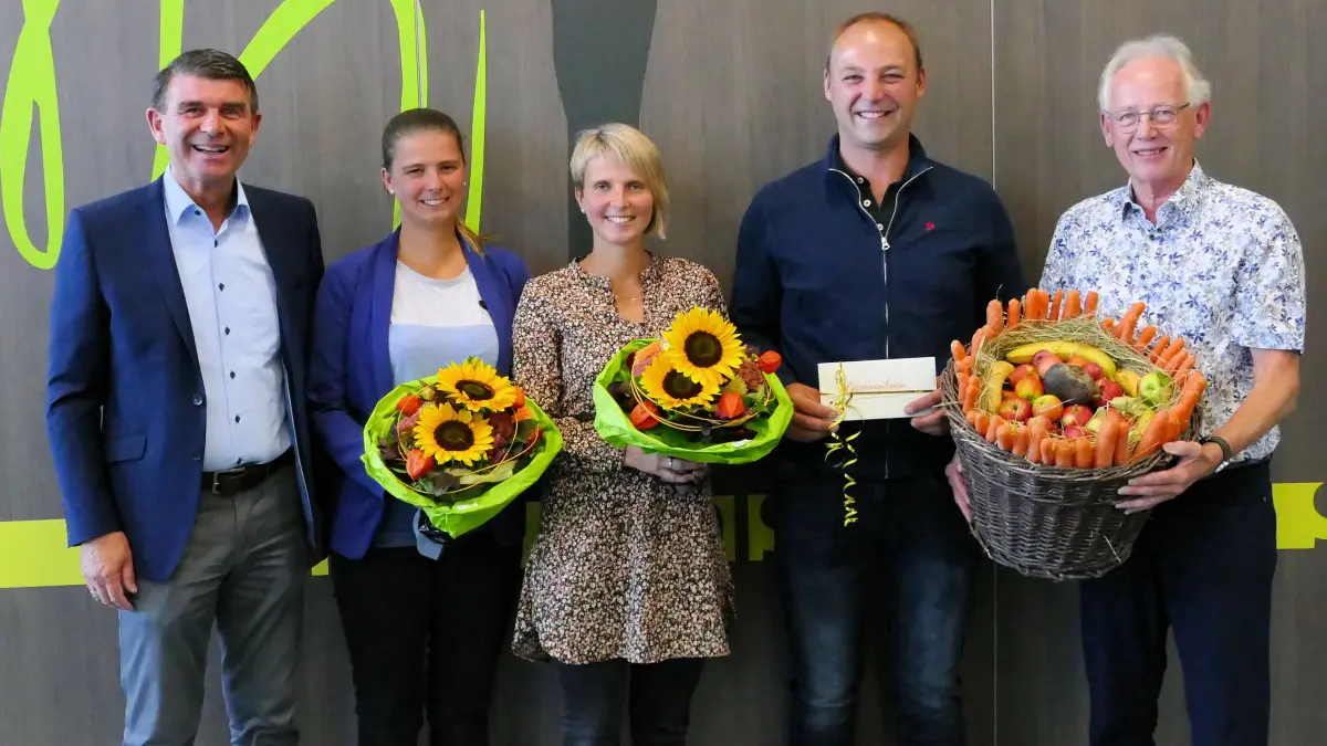 Bei der Ehrung (von links): Bürgermeister Dieter Bischoff, Anna Genkinger, Jasmin und Steffen Brauchle sowie Ortsvorsteher Adolf Gärtner.