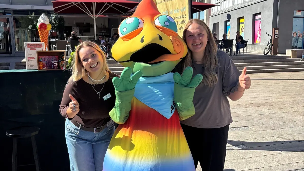Hannah Eberbach und Franziska Eisele (rechts) mit Maskottchen Kami auf dem Bürgerturmplatz in Ebingen.