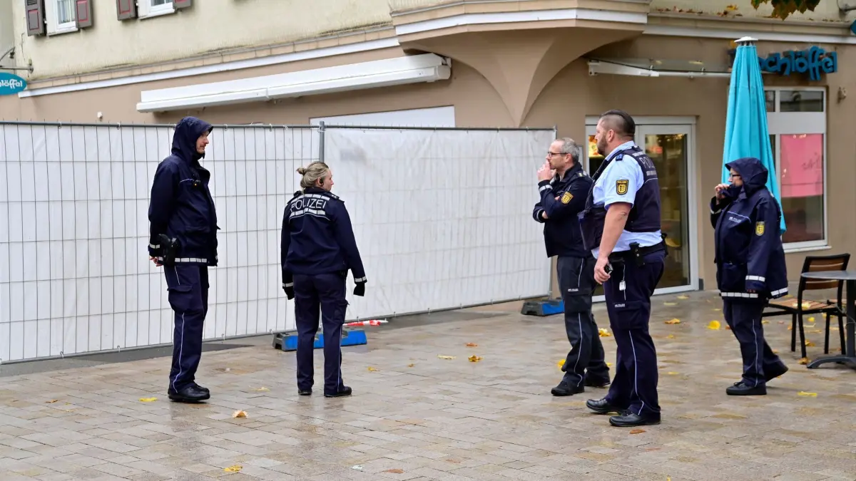 Schusswechsel in Tuttlingen: 08.10.2026, Baden-Württemberg, Tuttlingen: Einsatzkräfte der Polizei stehen vor dem abgesperrten Bereich nach einem Schusswechsel in einer Fußgängerzone nahe dem Rathaus. Foto: Roland Sprich/dpa +++ dpa-Bildfunk +++
