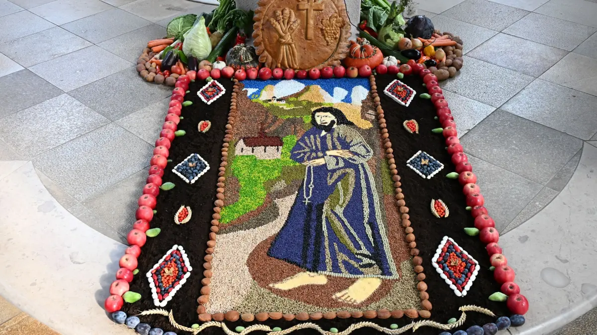 Der Erntedank-Teppich „Nikolaus von der Flüe“ in der Wallfahrtskirche Heiligenbronn lädt ein zum Innehalten und zum stillen Gebet.