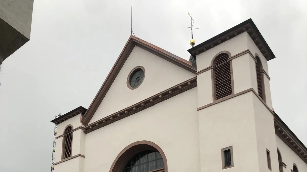 Die Stadtkirche ist erstmals seit mehr als einem Jahr wieder ohne Gerüst zu sehen.