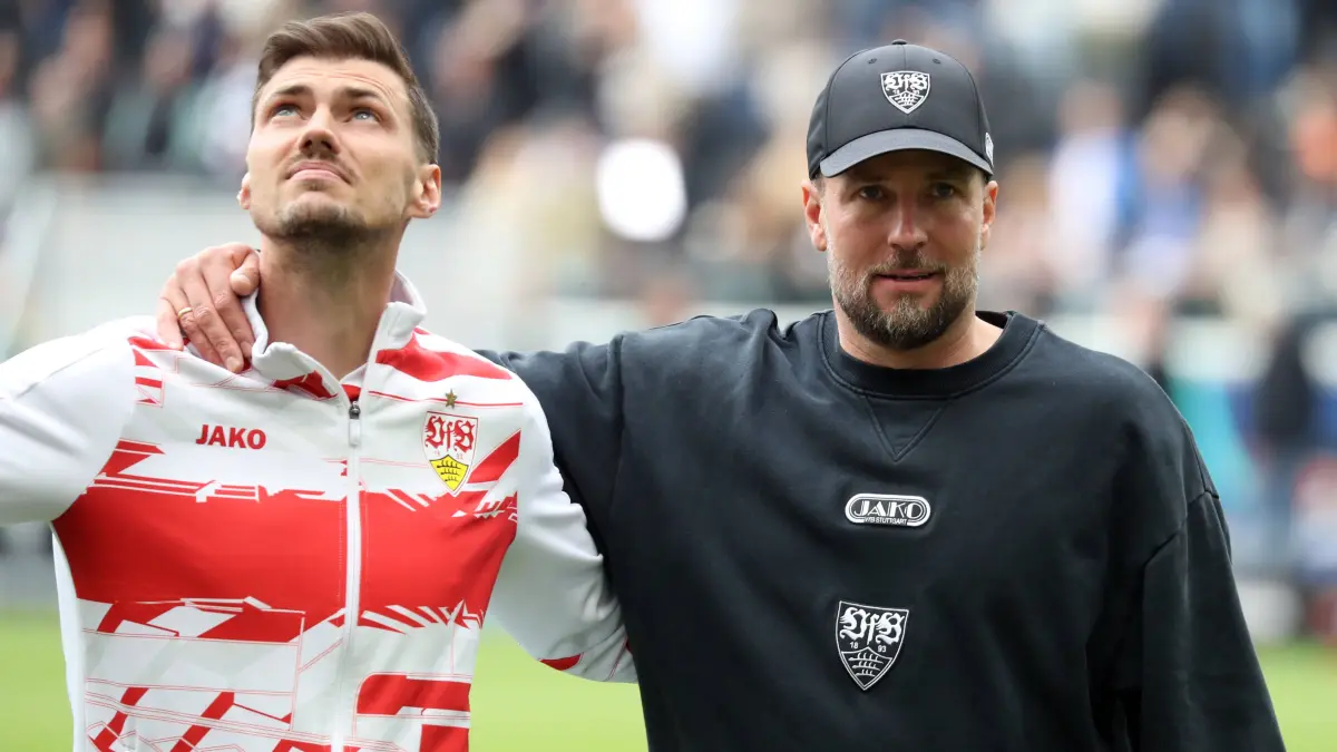 16.05.26 Eintracht Frankfurt - VfB Stuttgart Deutschland, Frankurt, 16.05.2026, Fussball, Bundesliga, Saison 2025/2026, Eintracht Frankfurt - VfB Stuttgart: v.l. Pascal Stenzel VfB Stuttgart, Sebastian Hoeneß Trainer VfB Stuttgart. *** 16 05 26 Eintracht Frankfurt VfB Stuttgart Germany, Frankurt, 16 05 2026, Soccer, Bundesliga, Season 2025 2026, Eintracht Frankfurt VfB Stuttgart v l Pascal Stenzel VfB Stuttgart , Sebastian Hoeneß team manager VfB Stuttgart