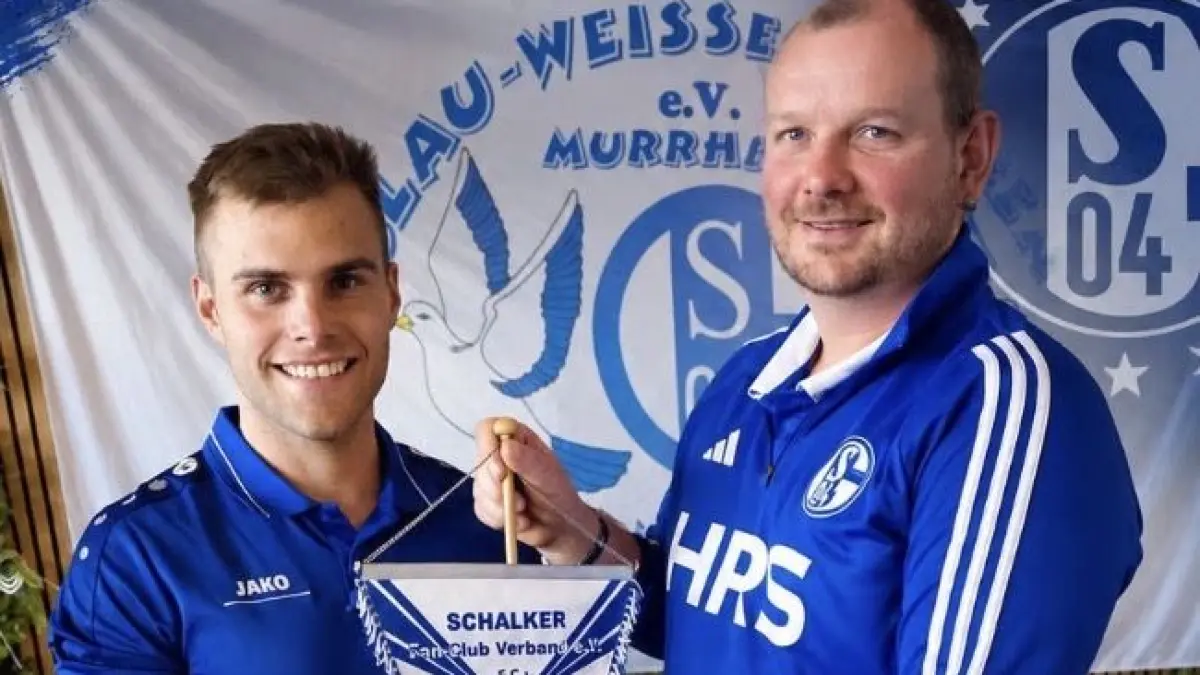 Bei der Bezirksversammlung des Schalke-Fanclubverbands Bezirk 23 ist Marcel Merkle (links) zum Vorsitzenden gewählt worden. Rechts: sein Vorgänger Steffen Häfner.